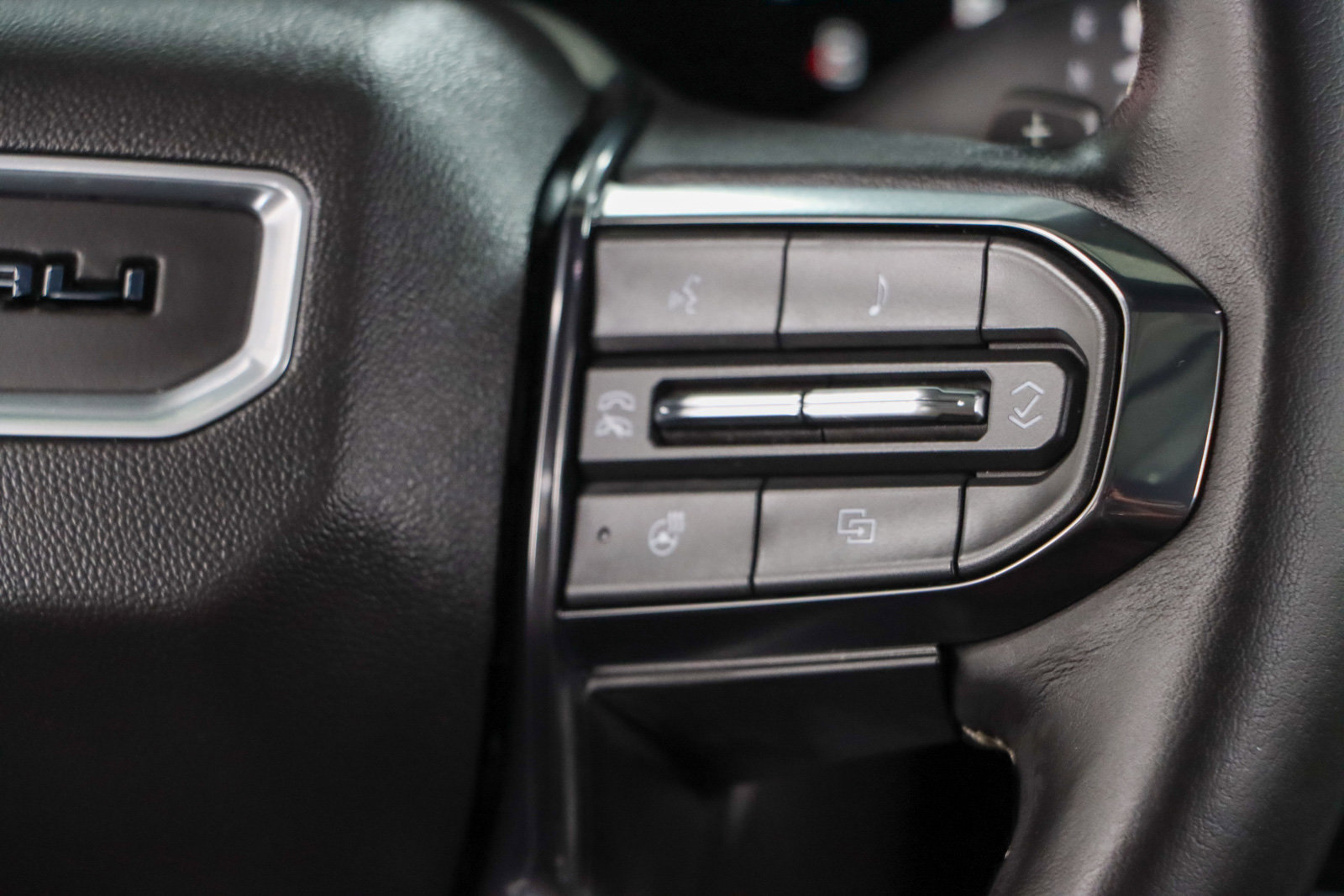 Used 2025 GMC Yukon Denali Ultimate AWD/4WD image 16