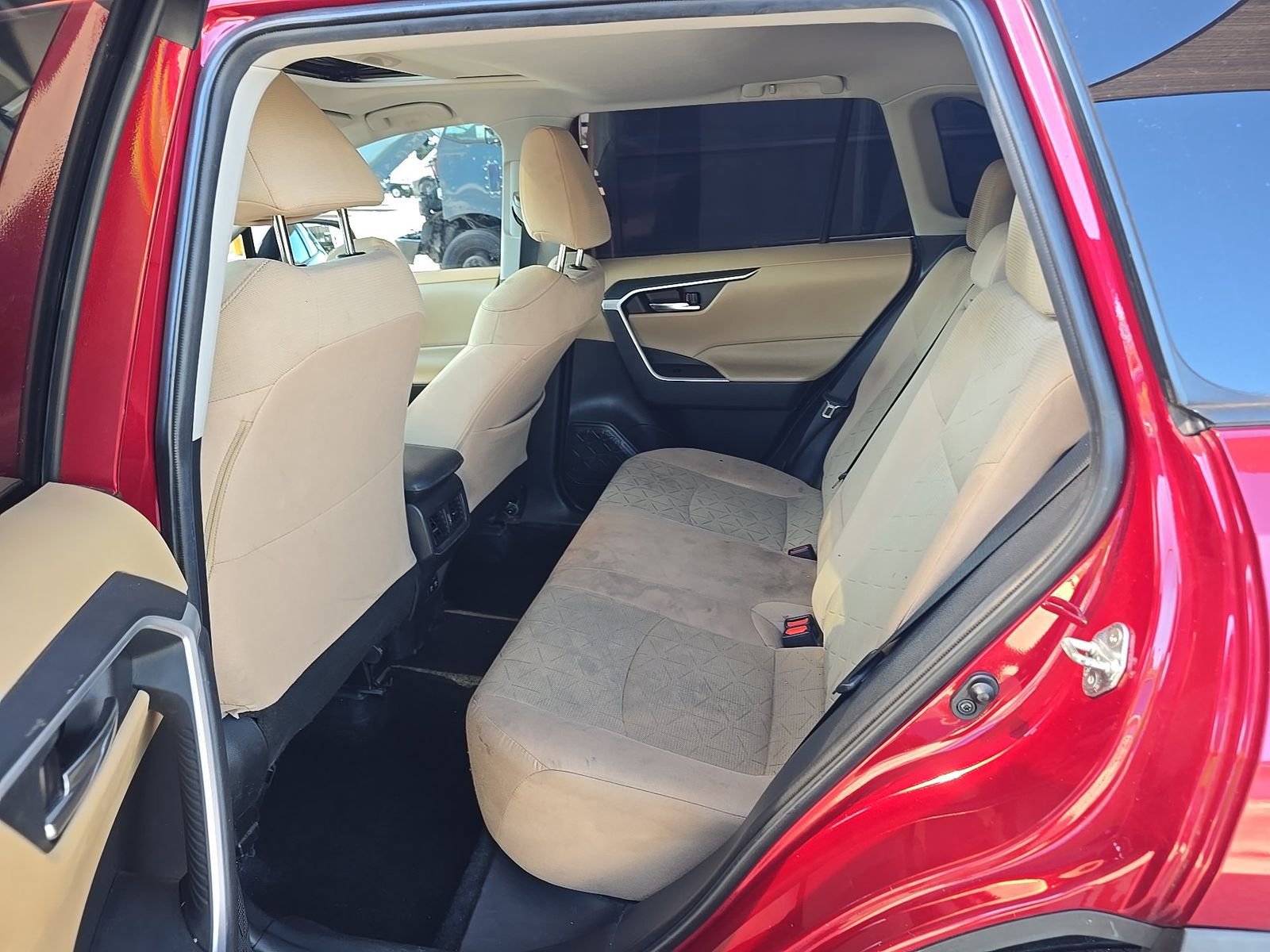 Used 2021 Toyota RAV4 XLE w/ Convenience Package FWD image 4