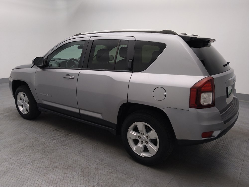 Used 2017 Jeep Compass Latitude FWD image 3