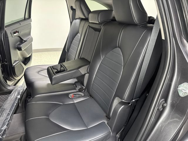Used 2022 Toyota Highlander XLE AWD/4WD image 2