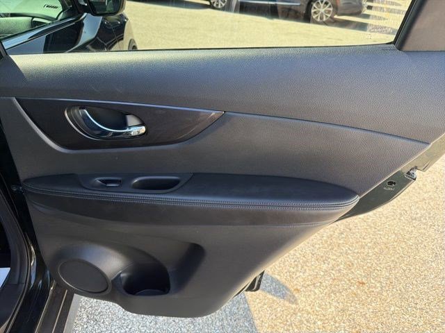 Used 2018 Nissan Rogue SV AWD/4WD image 17