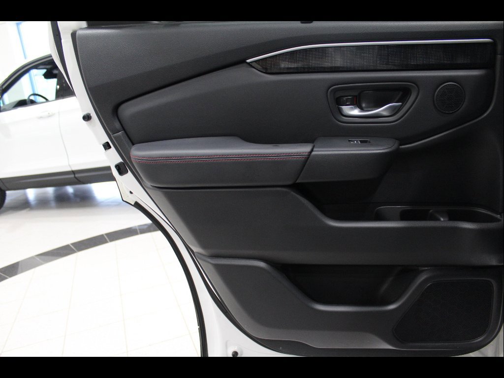 Certified 2025 Honda Pilot Black Edition image 18