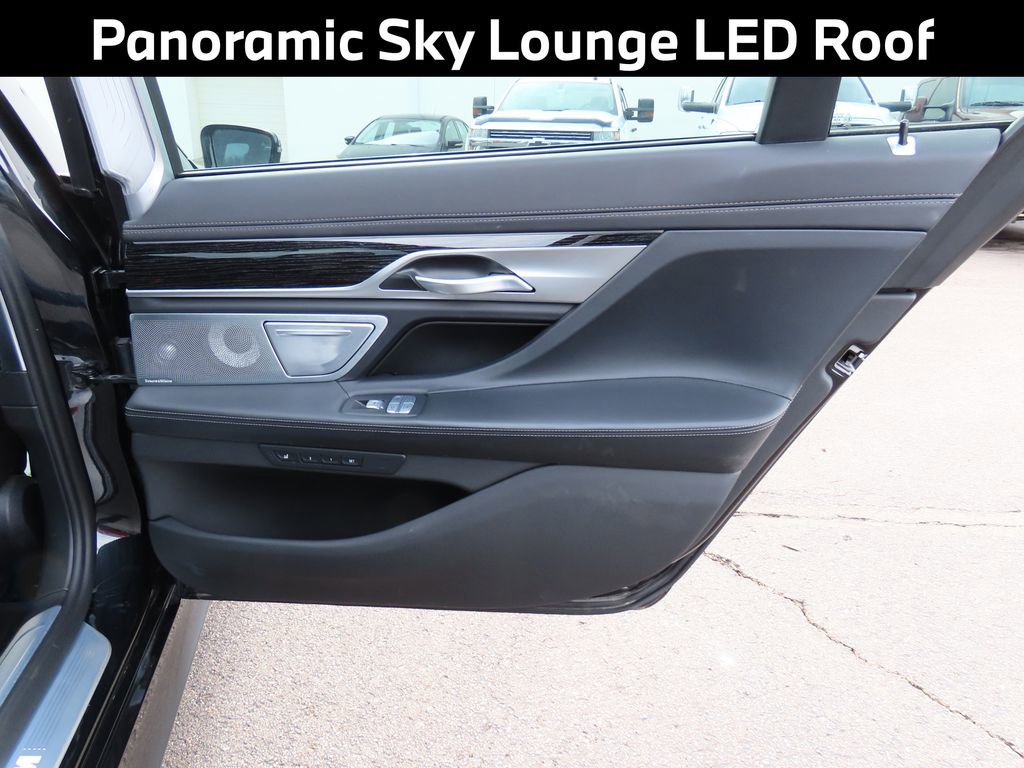 Used 2022 BMW 750i xDrive w/ Luxury Rear Seating Package image 13