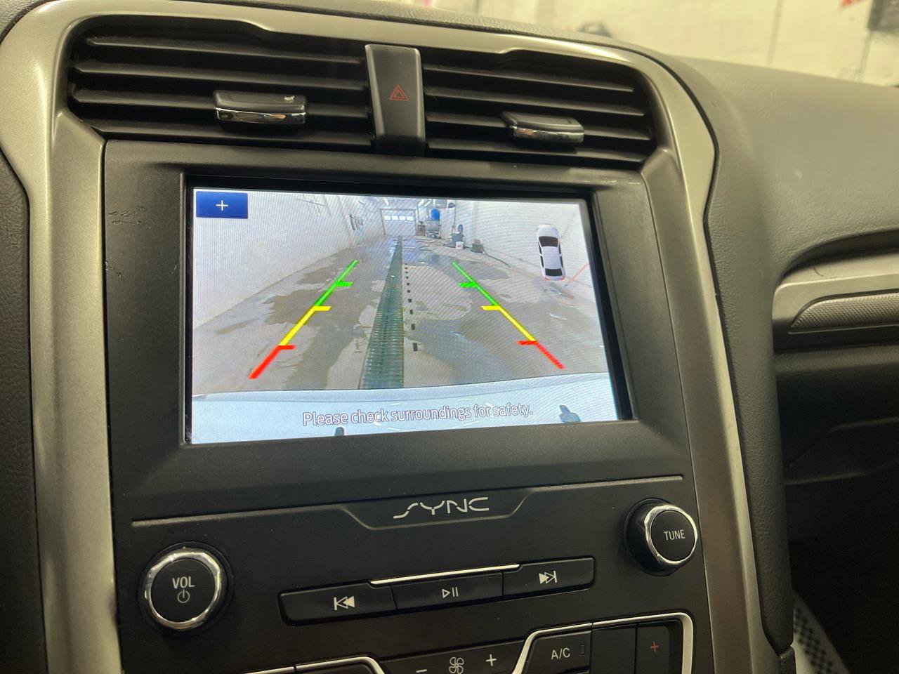 Used 2020 Ford Fusion SE image 12