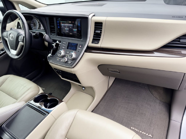 Used 2017 Toyota Sienna XLE Premium FWD image 32