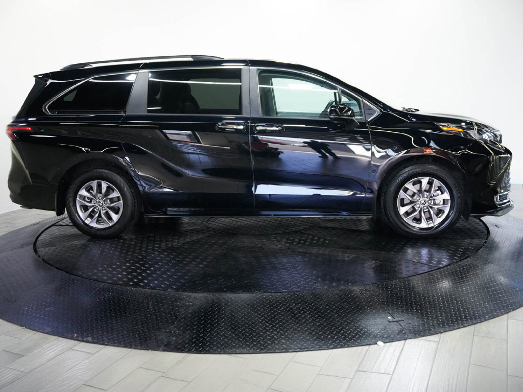Used 2024 Toyota Sienna XLE w/ XLE Plus Package FWD image 5