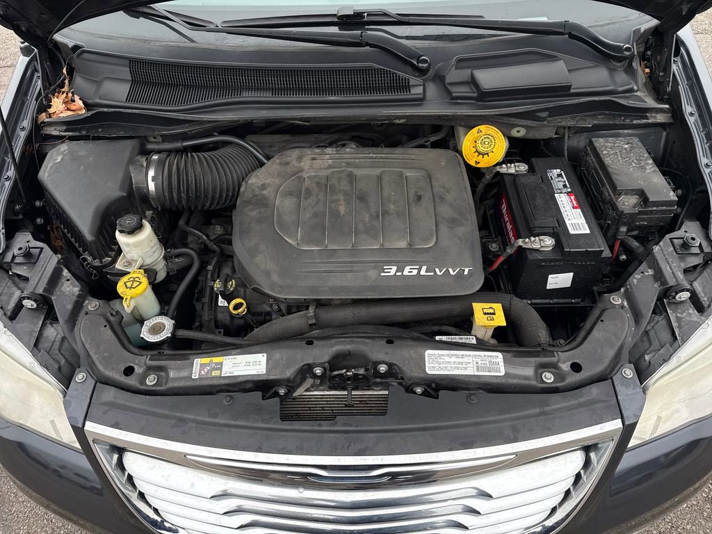 Used 2014 Chrysler Town & Country Touring image 20
