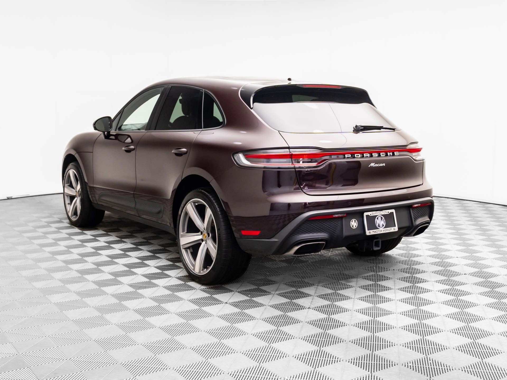 Certified 2023 Porsche Macan image 3