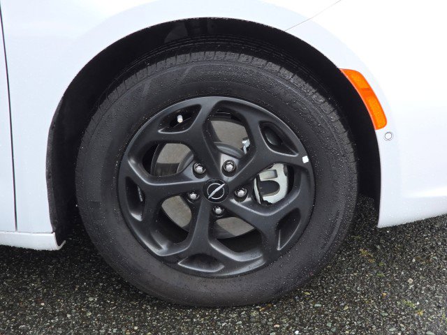 Used 2023 Chrysler Pacifica Limited w/ Uconnect Theater Family Group image 2