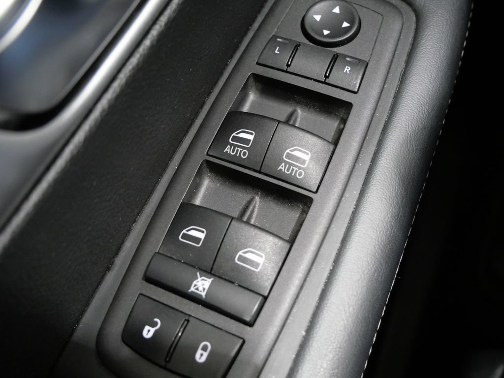 Used 2024 Chrysler Pacifica Limited FWD image 13