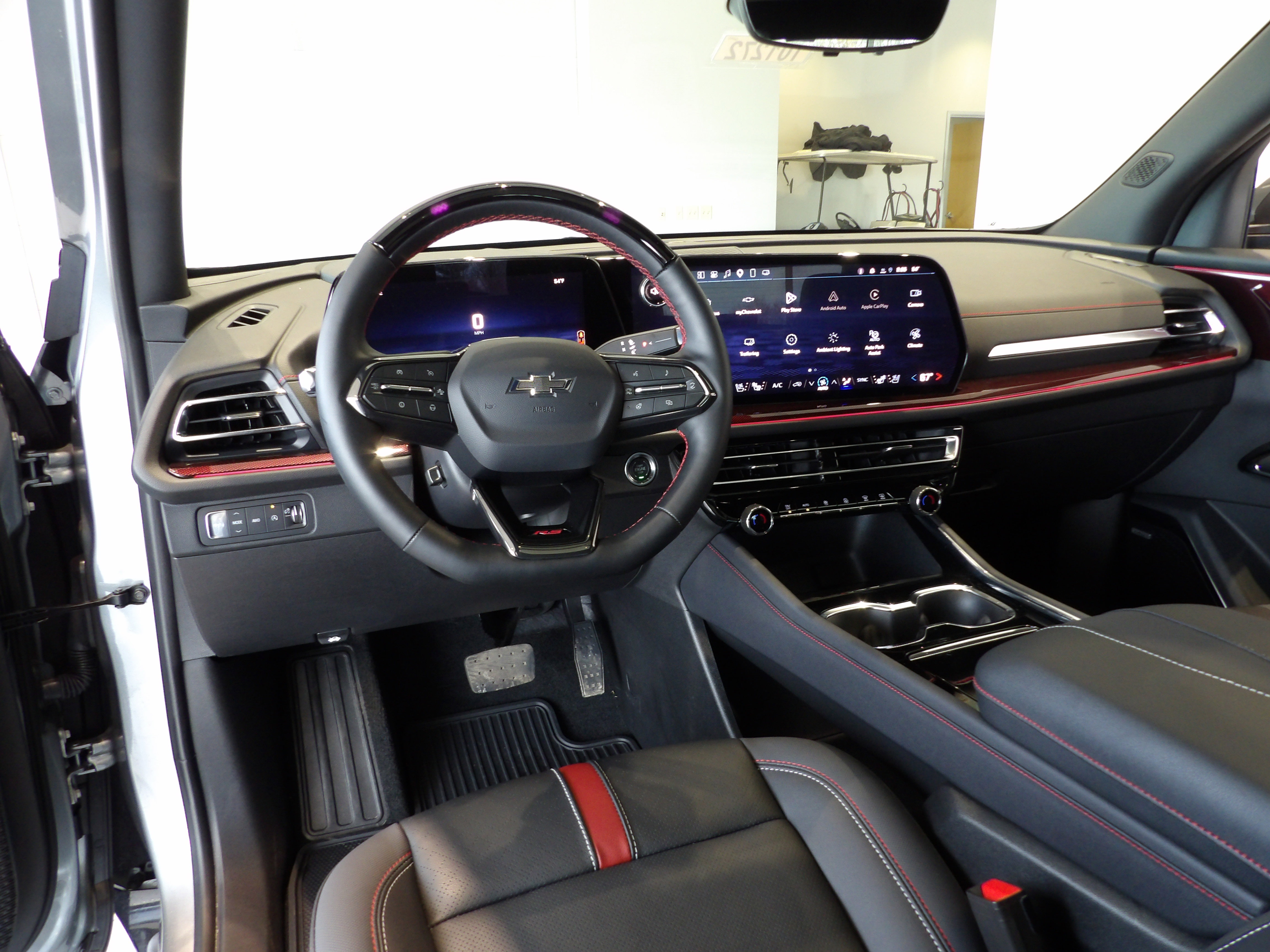 Used 2025 Chevrolet Traverse RS image 17