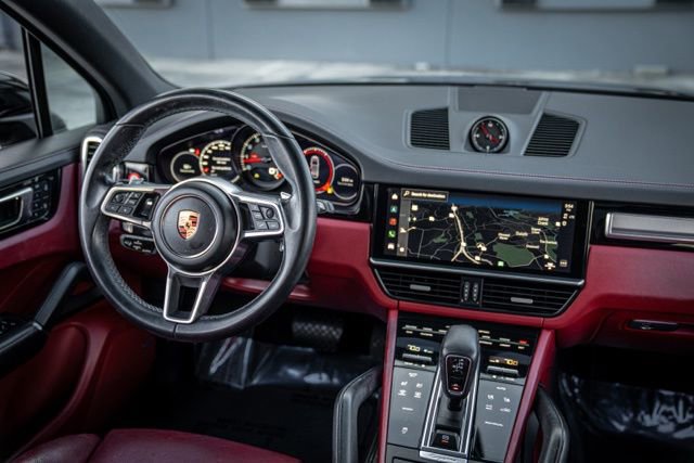 Used 2022 Porsche Cayenne Platinum Edition image 32