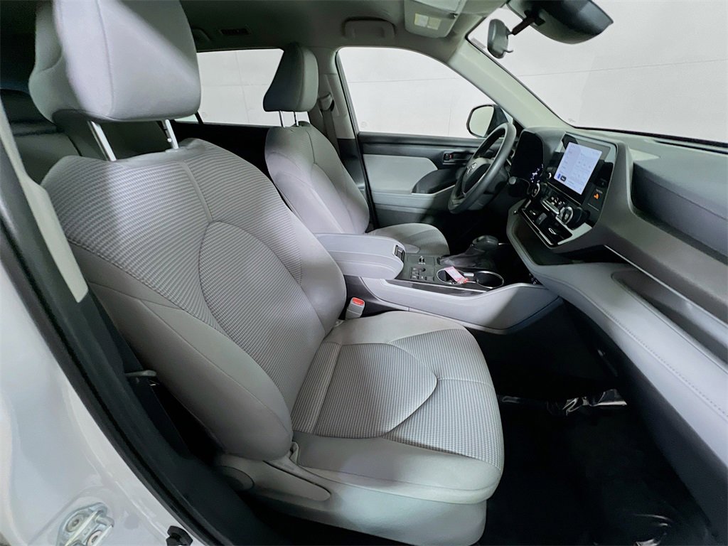 Used 2023 Toyota Highlander L image 26