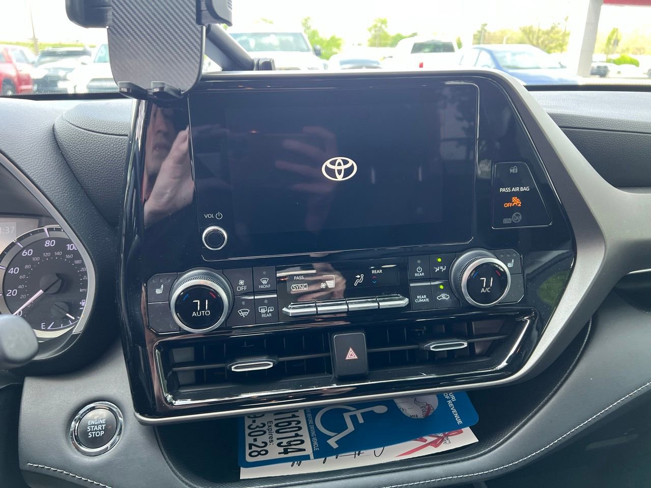 Used 2023 Toyota Highlander XLE image 11