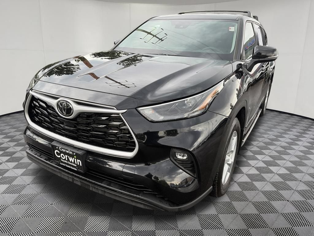 Used 2022 Toyota Highlander LE AWD/4WD image 3