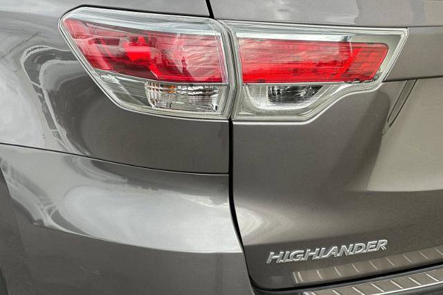 Used 2016 Toyota Highlander Plus w/ Preferred Accessory Package FWD image 37
