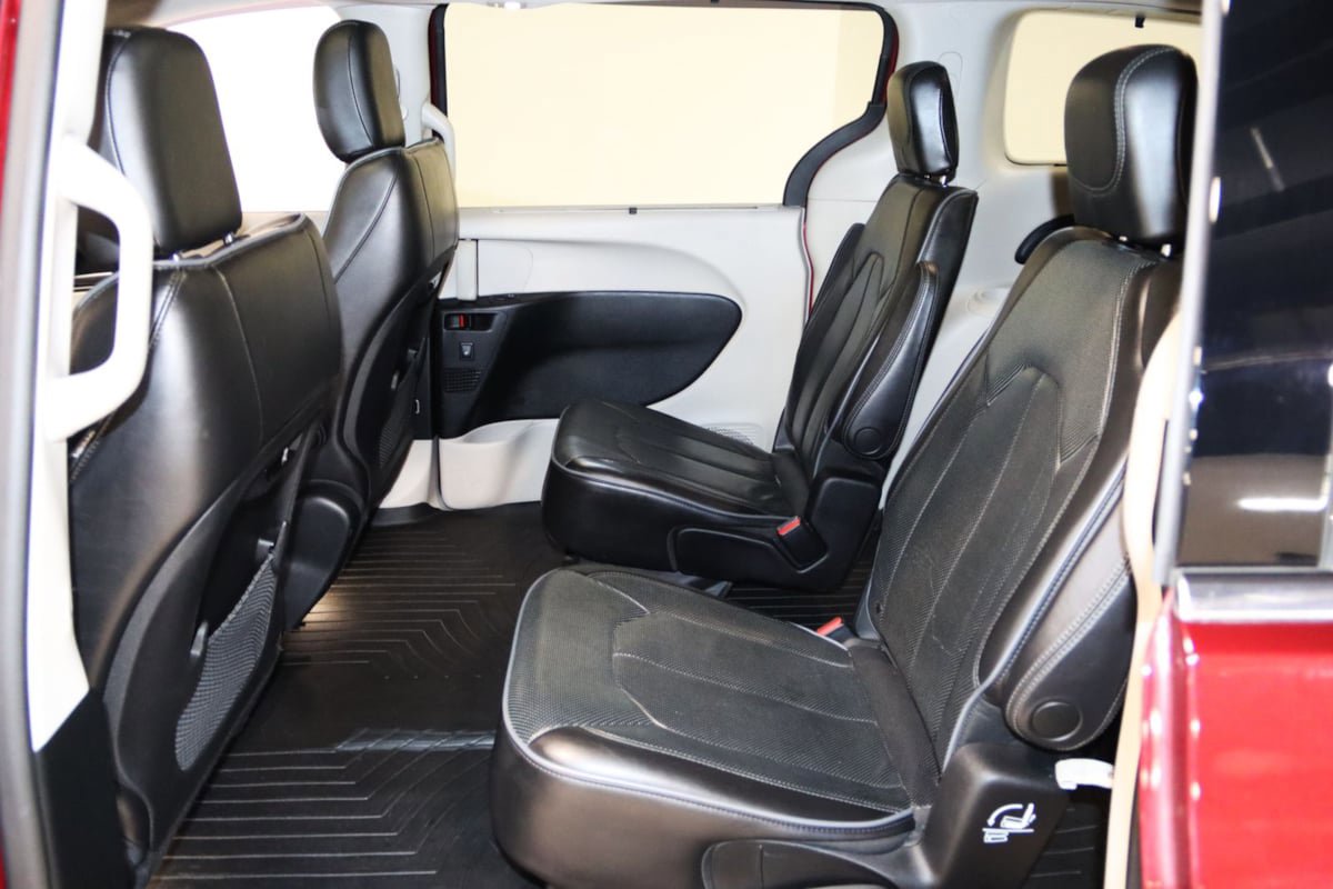 Used 2018 Chrysler Pacifica Limited FWD image 62