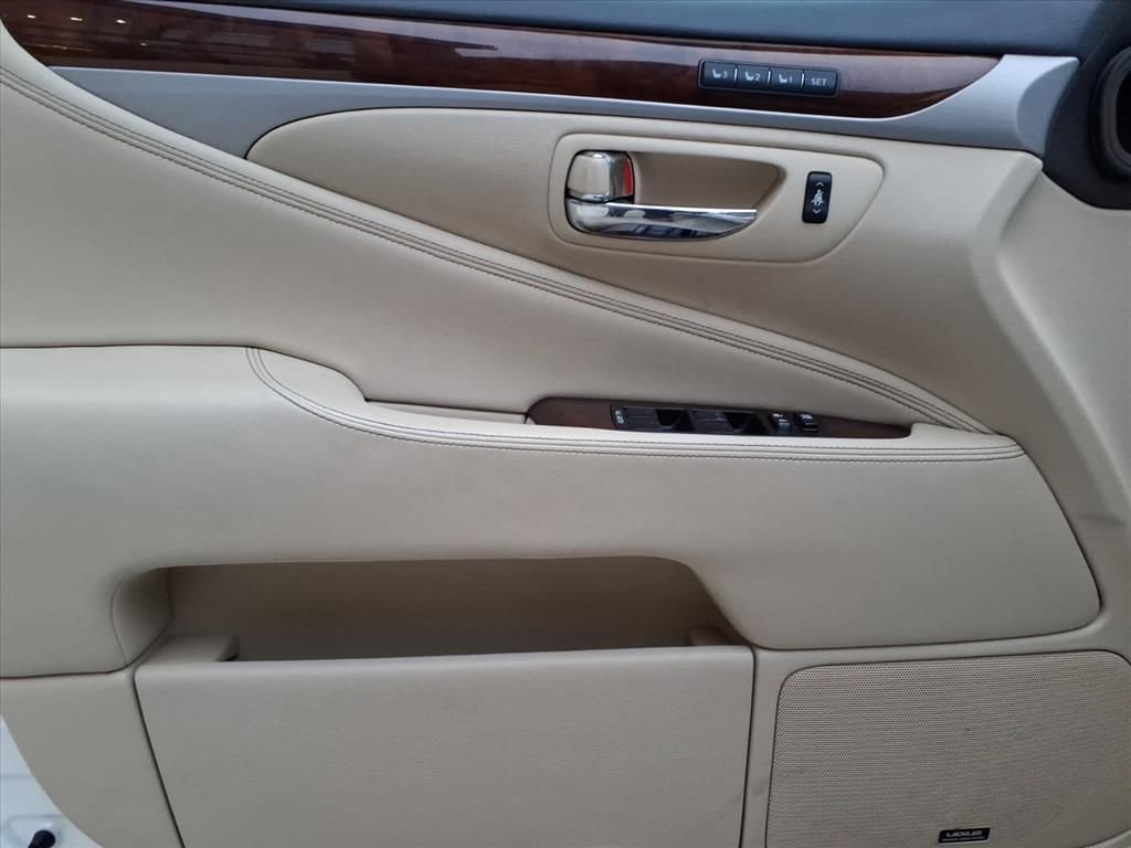 Used 2014 Lexus LS 460 w/ Comfort Package image 10