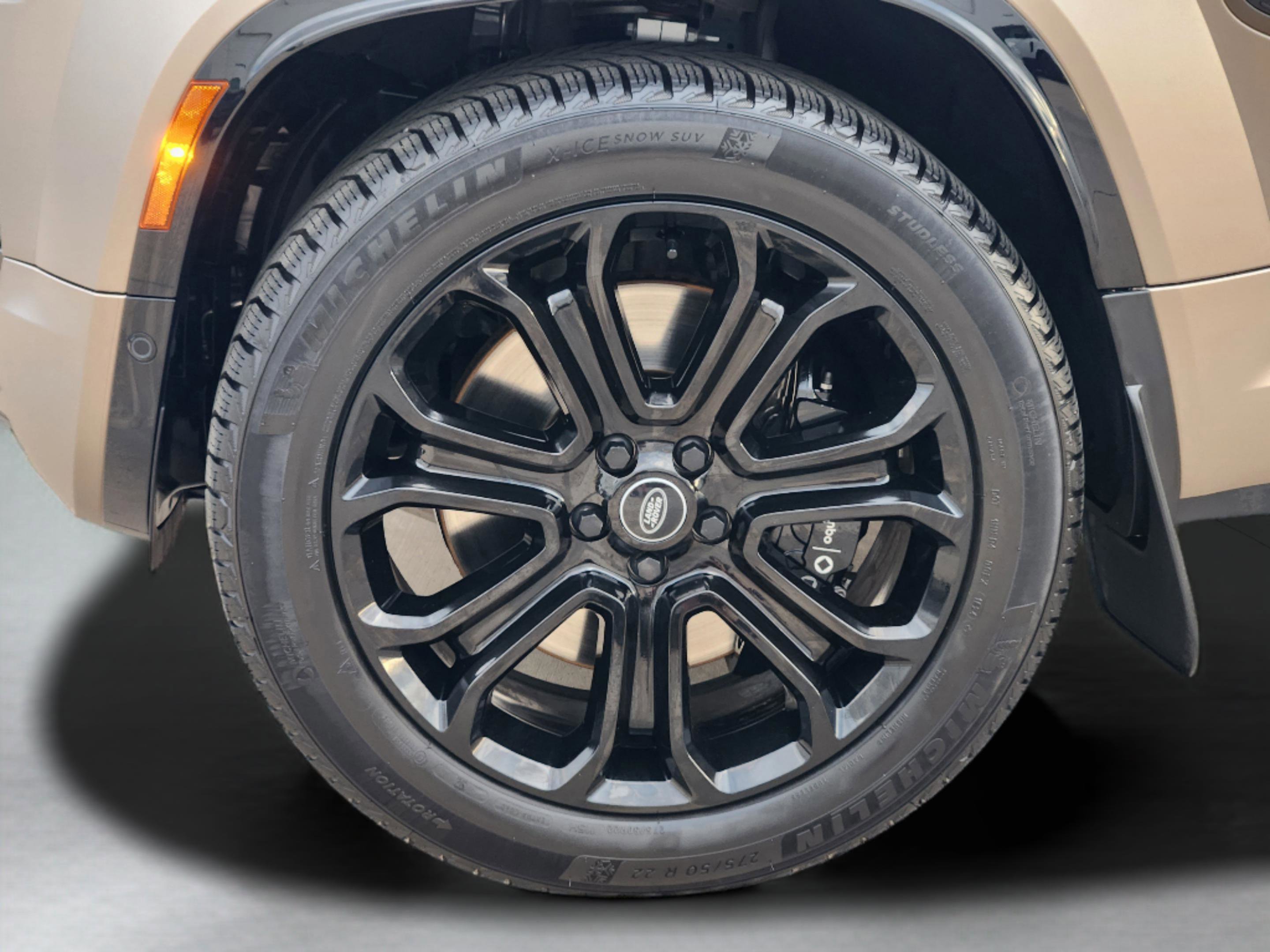 Used 2025 Land Rover Defender 110 image 32