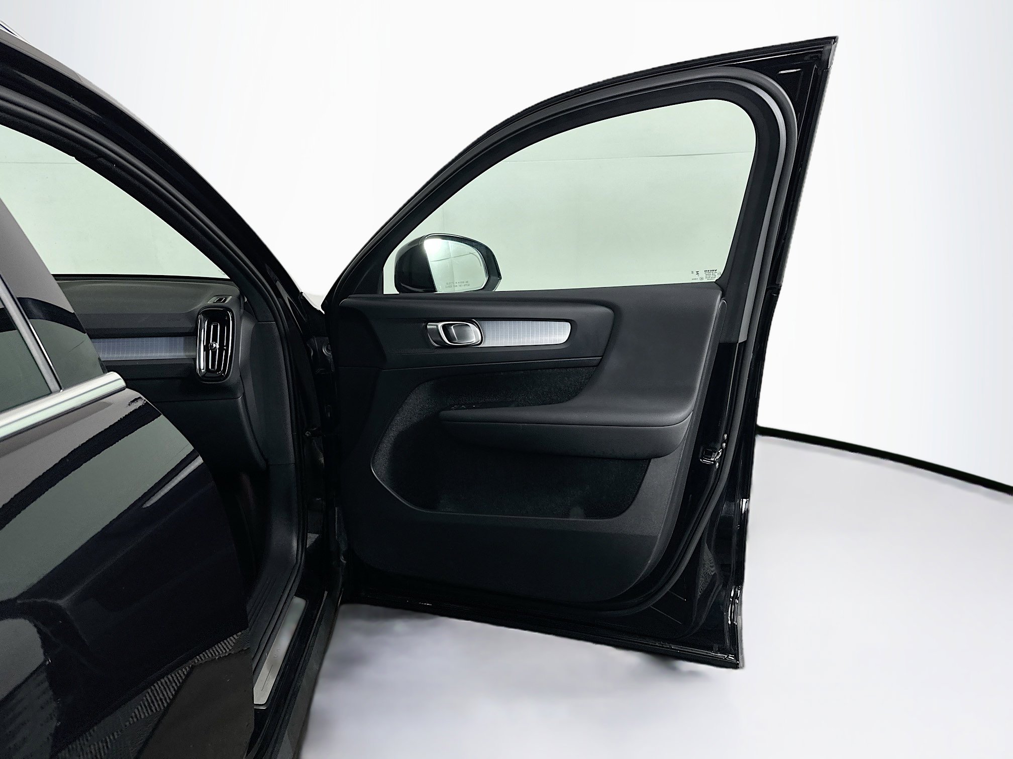 Used 2024 Volvo XC40 B5 Core image 33