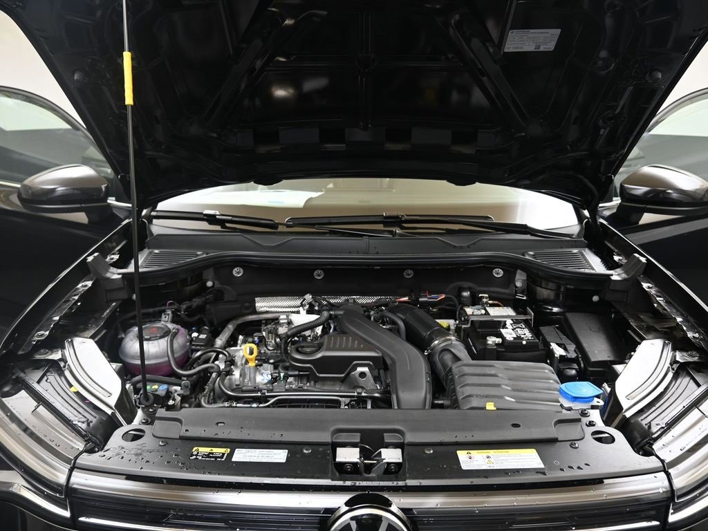 New 2025 Volkswagen Taos SEL image 10