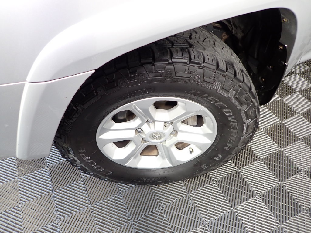Used 2014 Toyota 4Runner SR5 AWD/4WD image 40