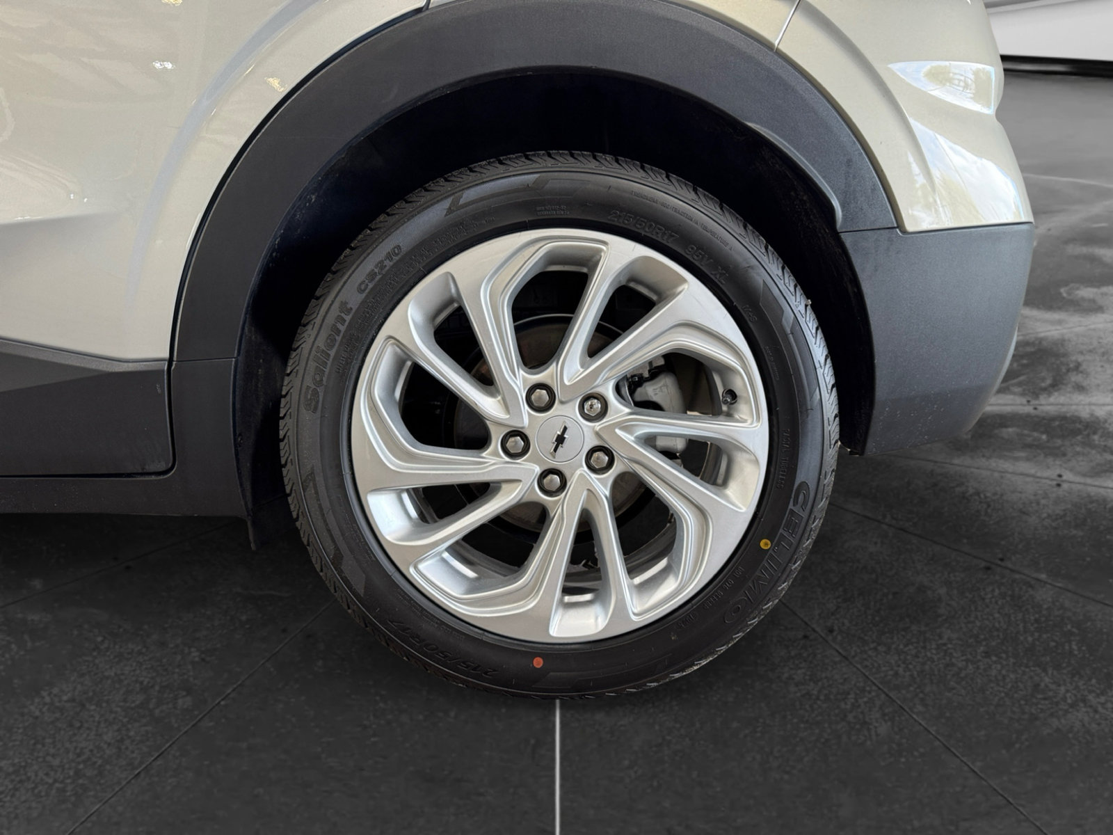 Used 2023 Chevrolet Bolt EUV LT FWD image 32