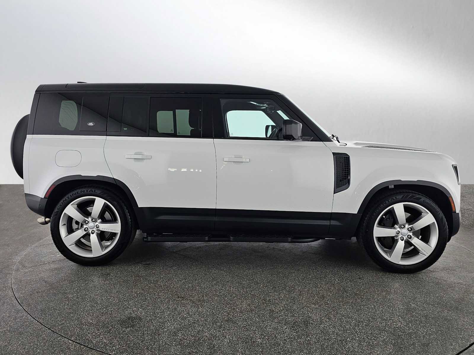 Used 2024 Land Rover Defender 110 SE image 2