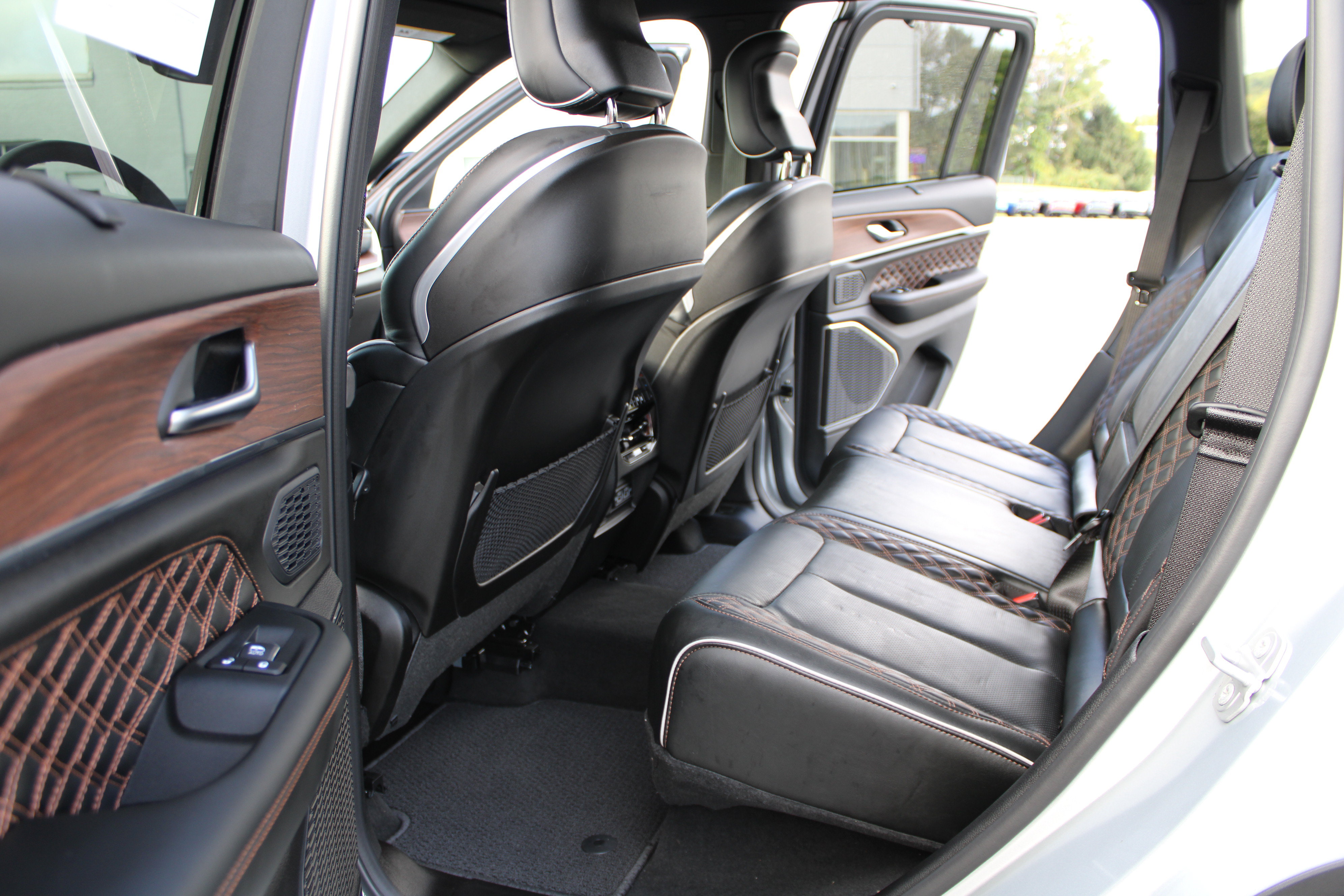 Used 2025 Jeep Grand Cherokee Summit w/ Luxury Tech Group V AWD/4WD image 31