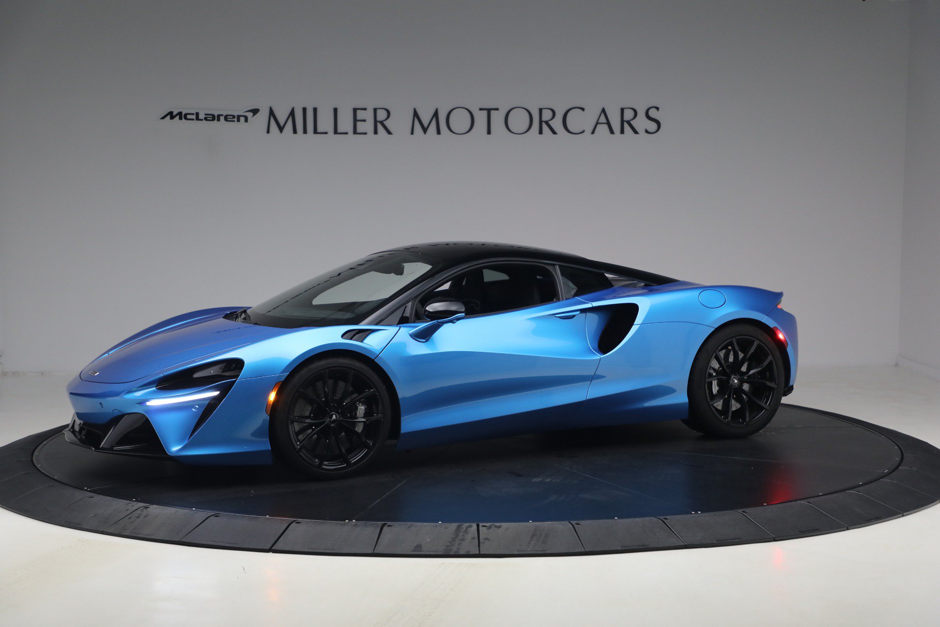 Used 2024 McLaren Artura RWD image 2