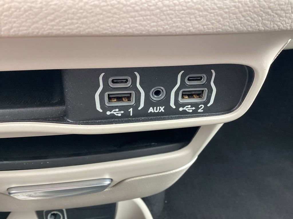 Used 2023 Chrysler Pacifica Touring-L image 24