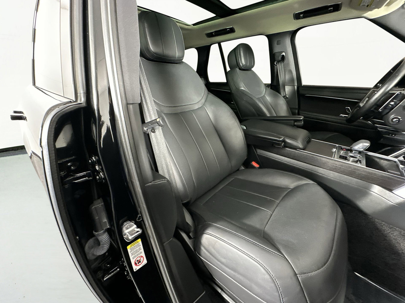 Used 2023 Land Rover Range Rover SE image 27