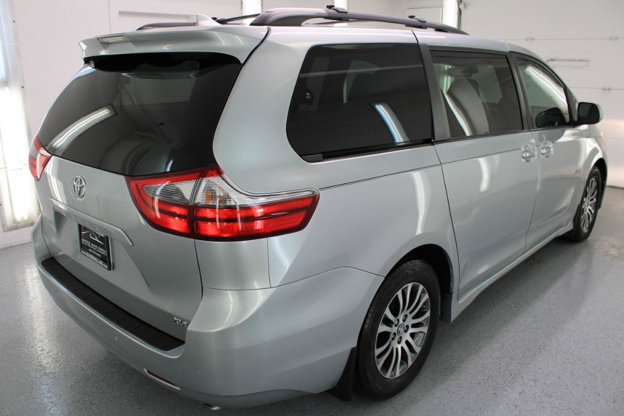 Used 2020 Toyota Sienna XLE Premium FWD image 9