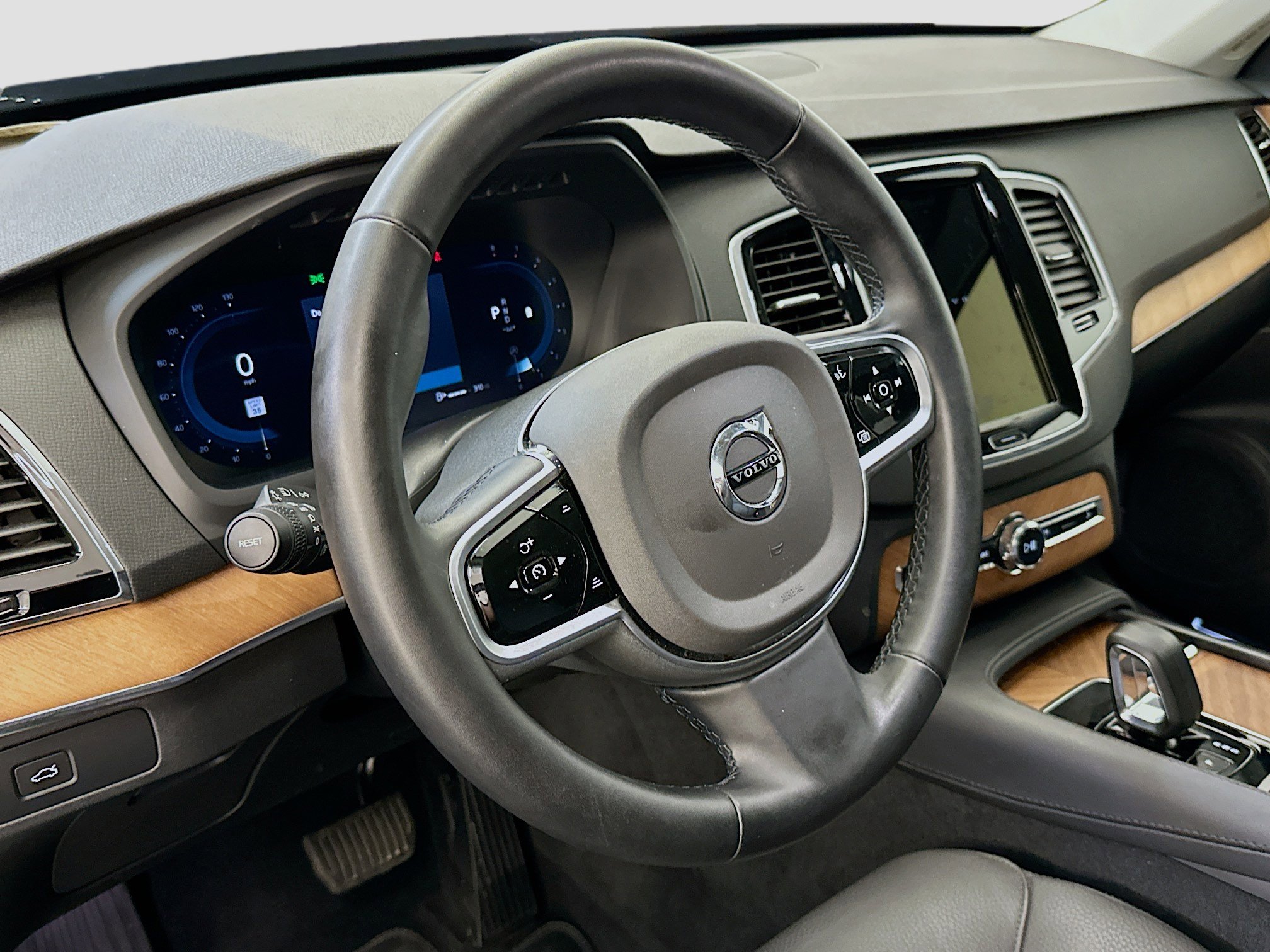 Used 2025 Volvo XC90 B6 Plus image 18