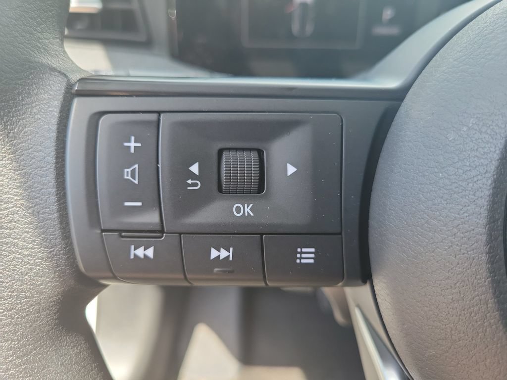 Used 2025 Nissan Kicks SV AWD/4WD image 14