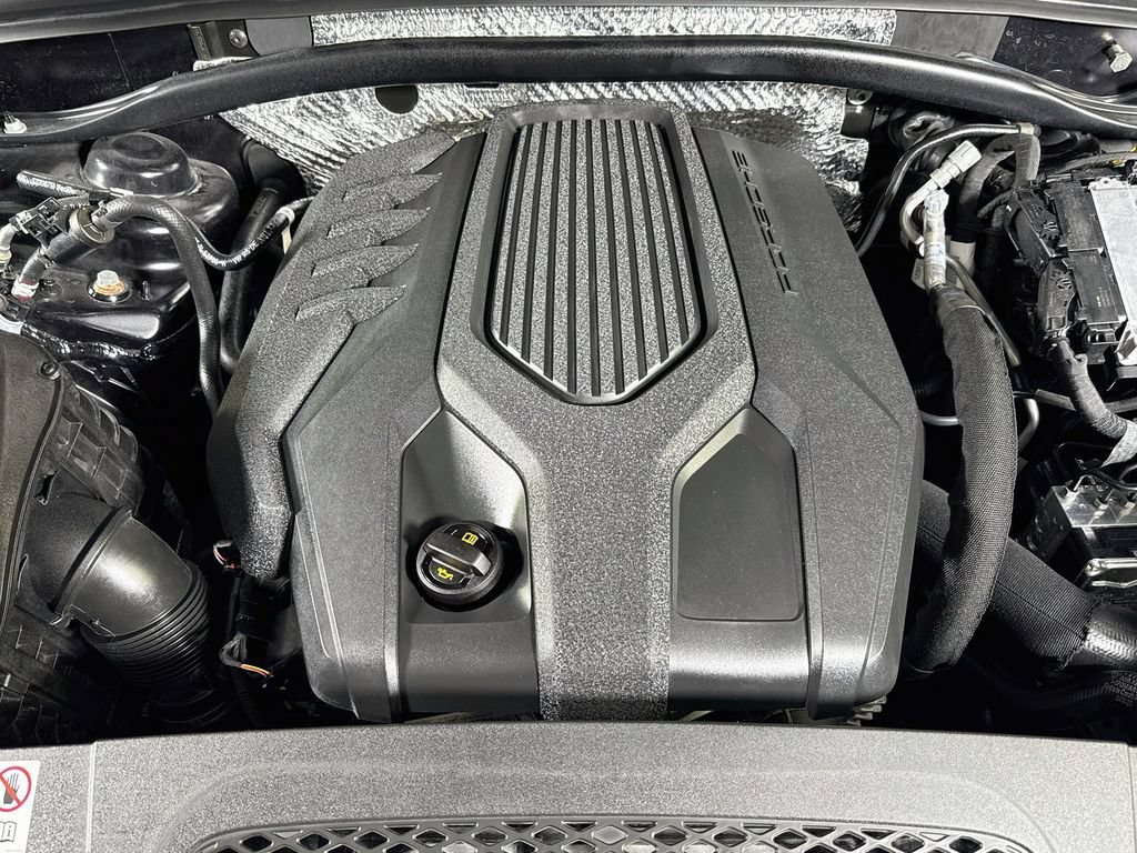 Certified 2024 Porsche Macan AWD/4WD image 27