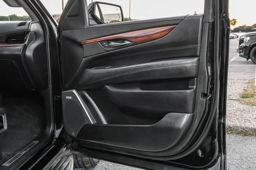 Used 2015 Cadillac Escalade Luxury image 47