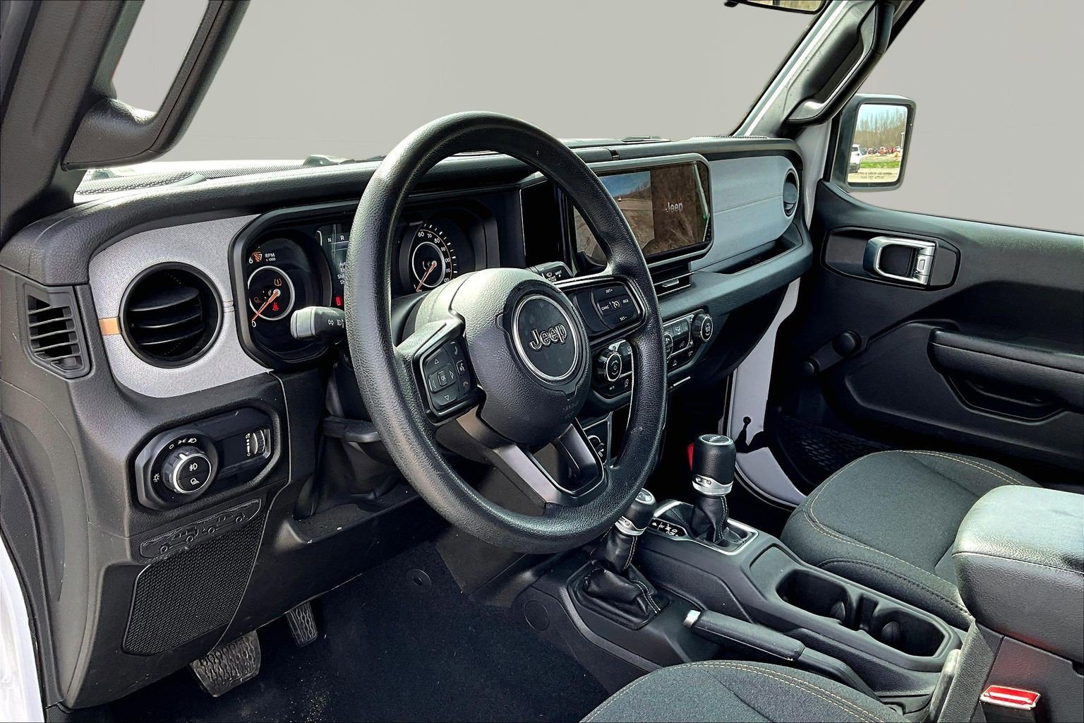 Used 2024 Jeep Gladiator Sport AWD/4WD image 17
