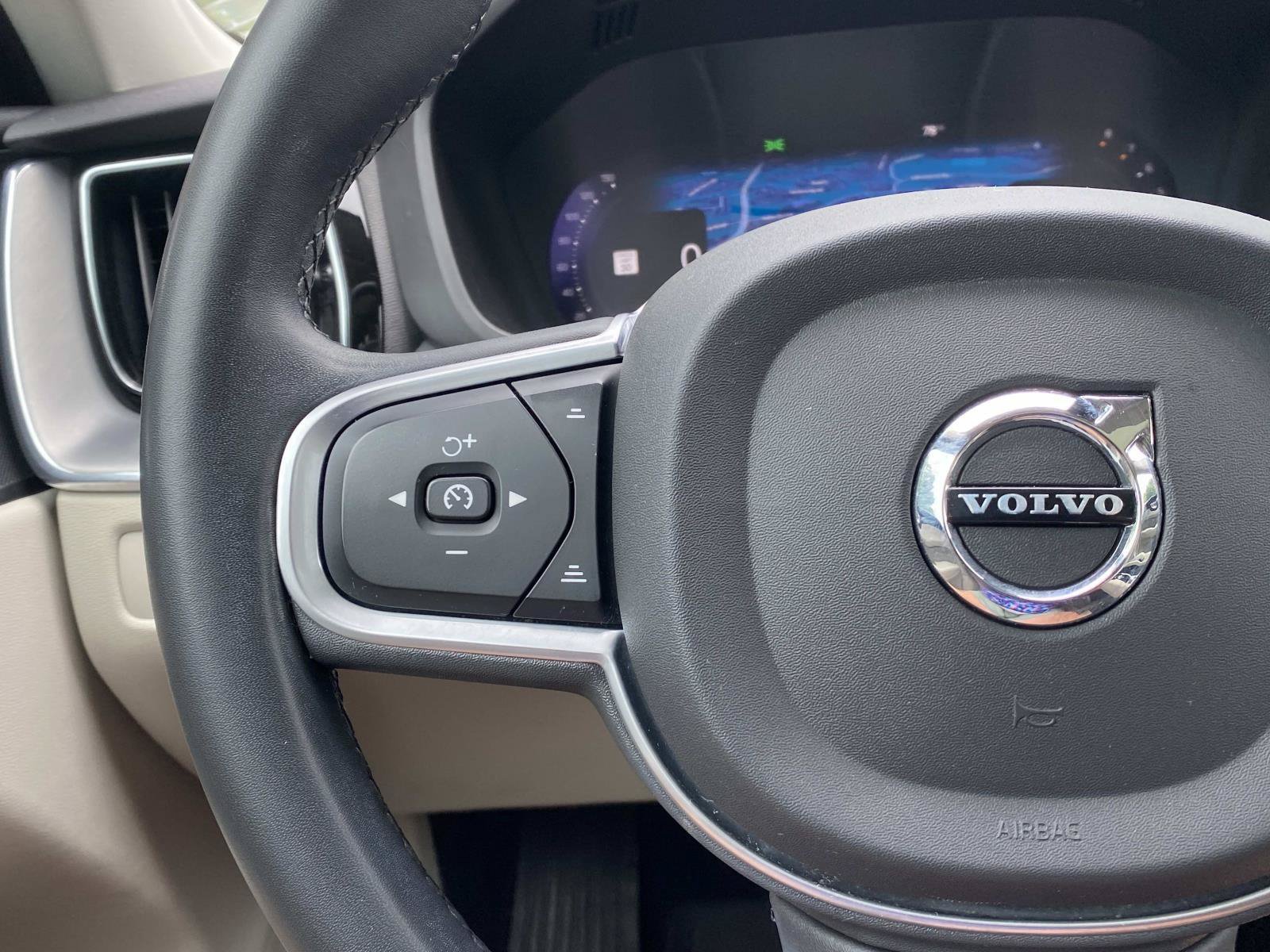 Used 2022 Volvo XC60 B5 Momentum AWD/4WD image 42