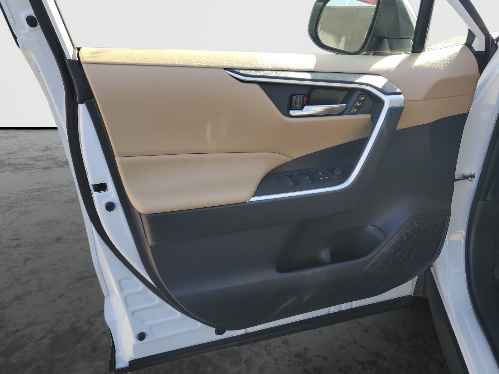 Used 2025 Toyota RAV4 XLE Premium w/ Weather Package FWD image 21