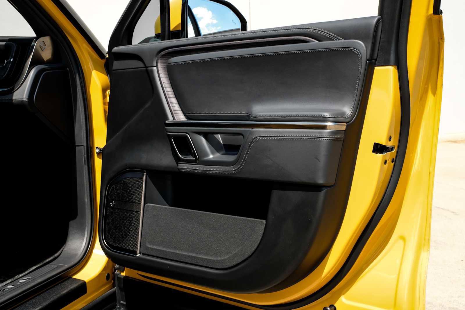 Used 2023 Rivian R1S Adventure image 45