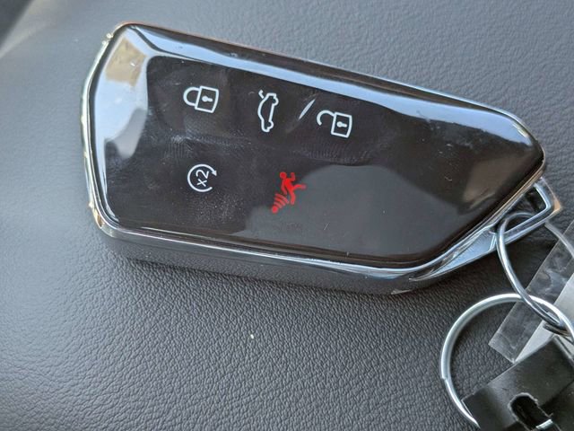 New 2026 Volkswagen Tiguan SE R-Line FWD image 28