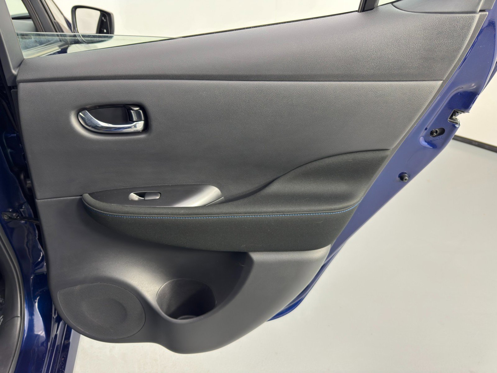 Used 2025 Nissan Leaf S image 38