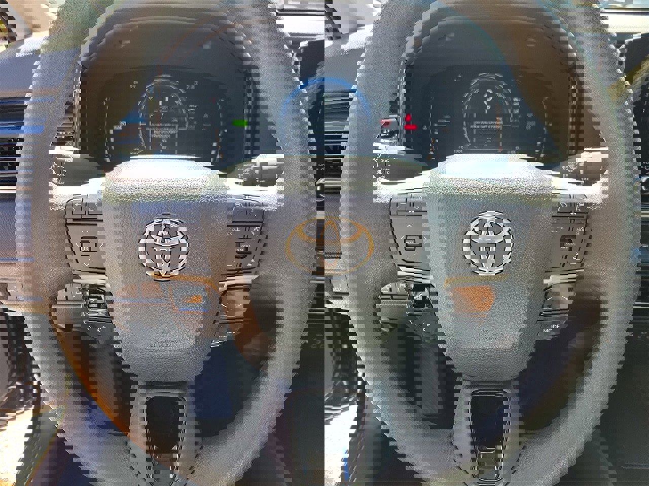 Used 2025 Toyota Camry LE image 18