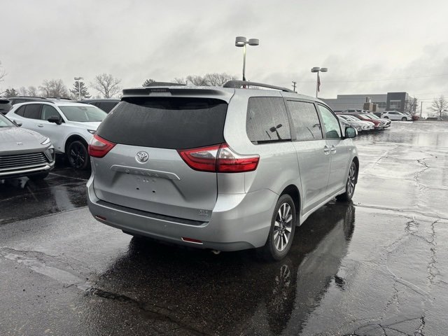 Used 2020 Toyota Sienna XLE w/ XLE Navigation Package image 5