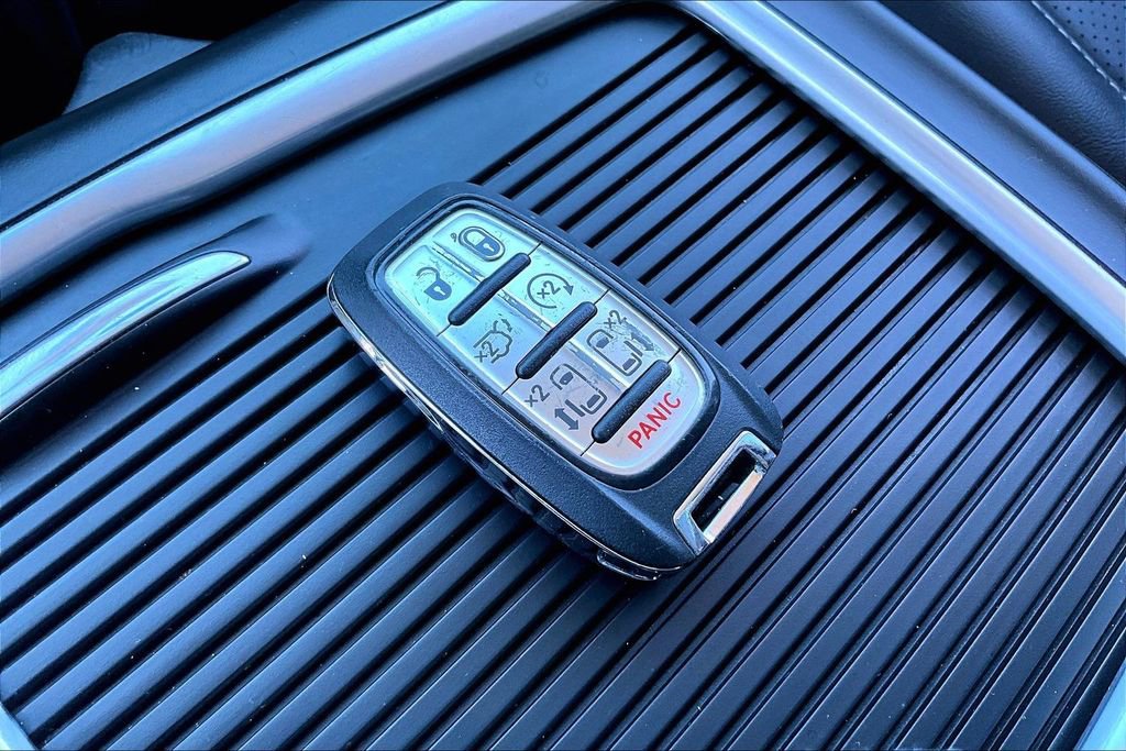 Used 2024 Chrysler Pacifica Touring-L image 35