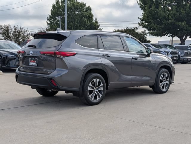 Used 2022 Toyota Highlander XLE AWD/4WD image 6