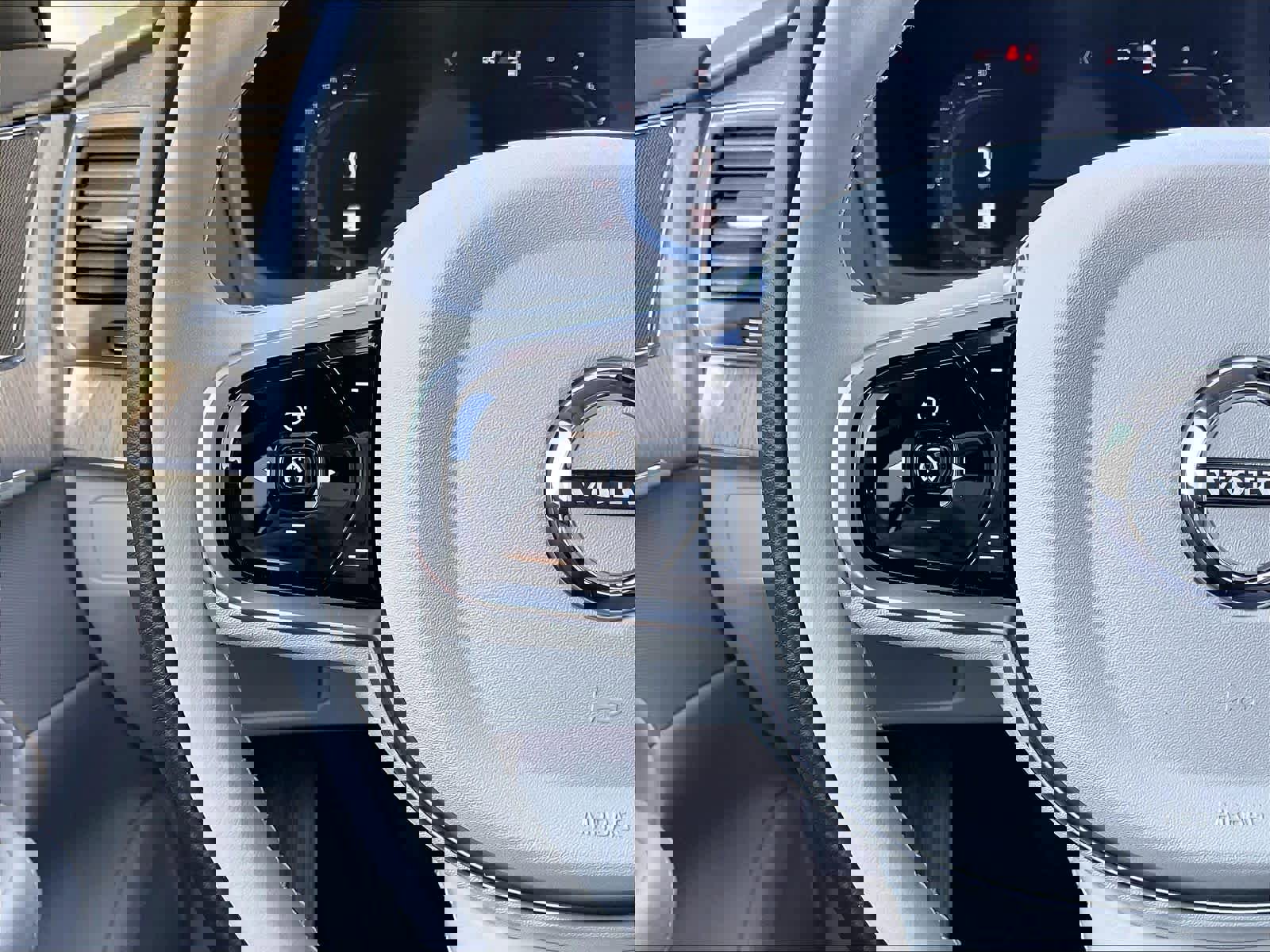 Used 2025 Volvo XC90 B6 Core w/ Climate Package image 21