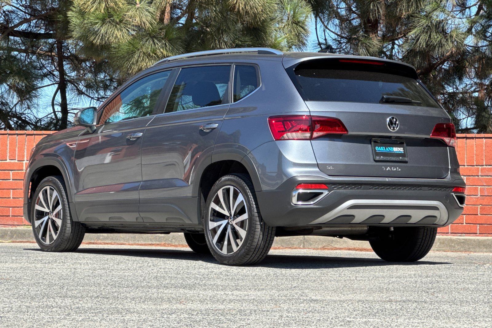 Used 2024 Volkswagen Taos SE w/ Panoramic Sunroof Package FWD image 6