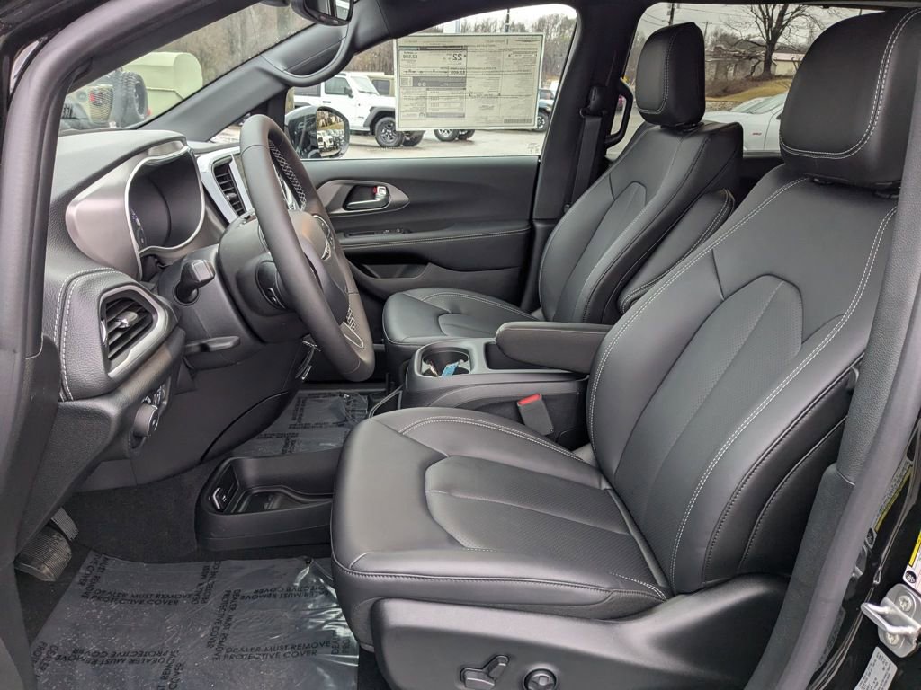 New 2025 Chrysler Pacifica Select image 4